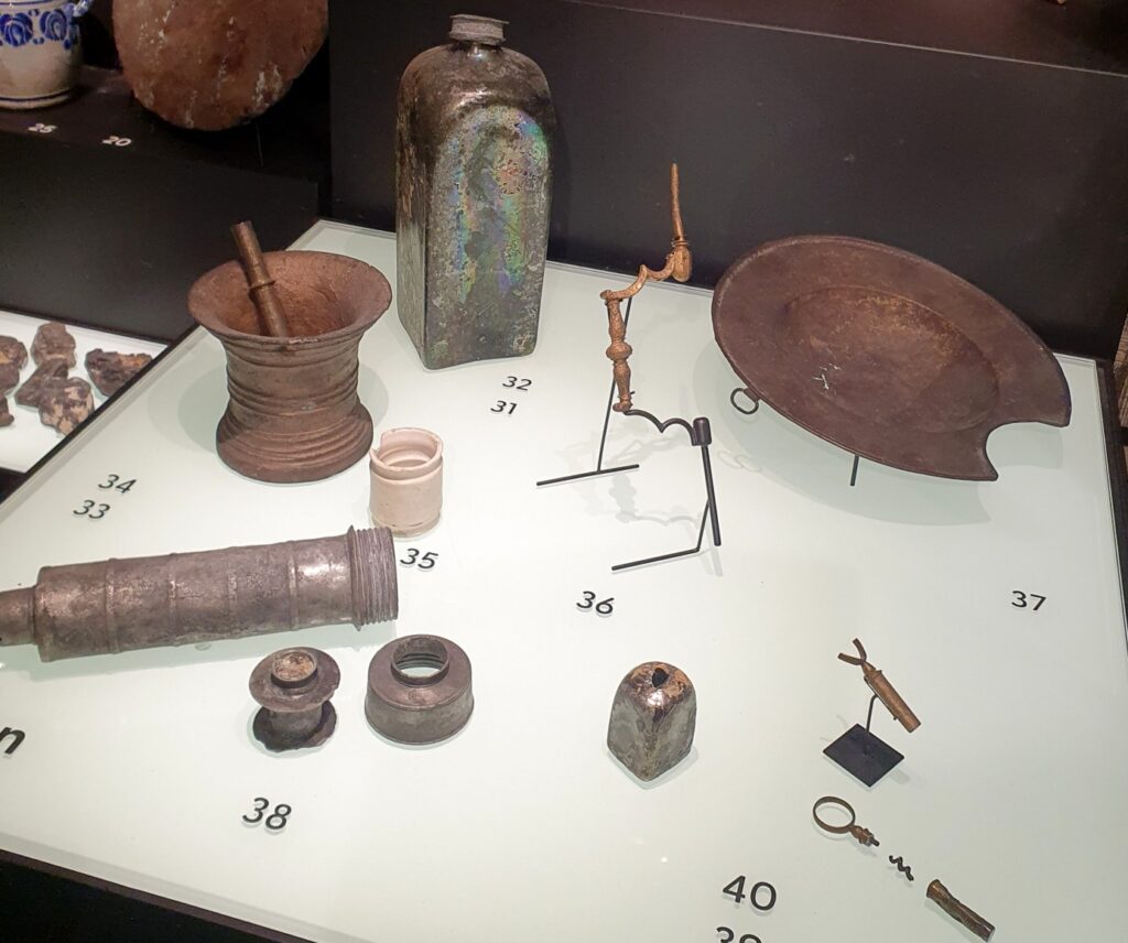 Surgical objects recovered from the wreck of the VOC ship Rooswijk 
Maritiem muZEEum Zeeland, photograph by the author