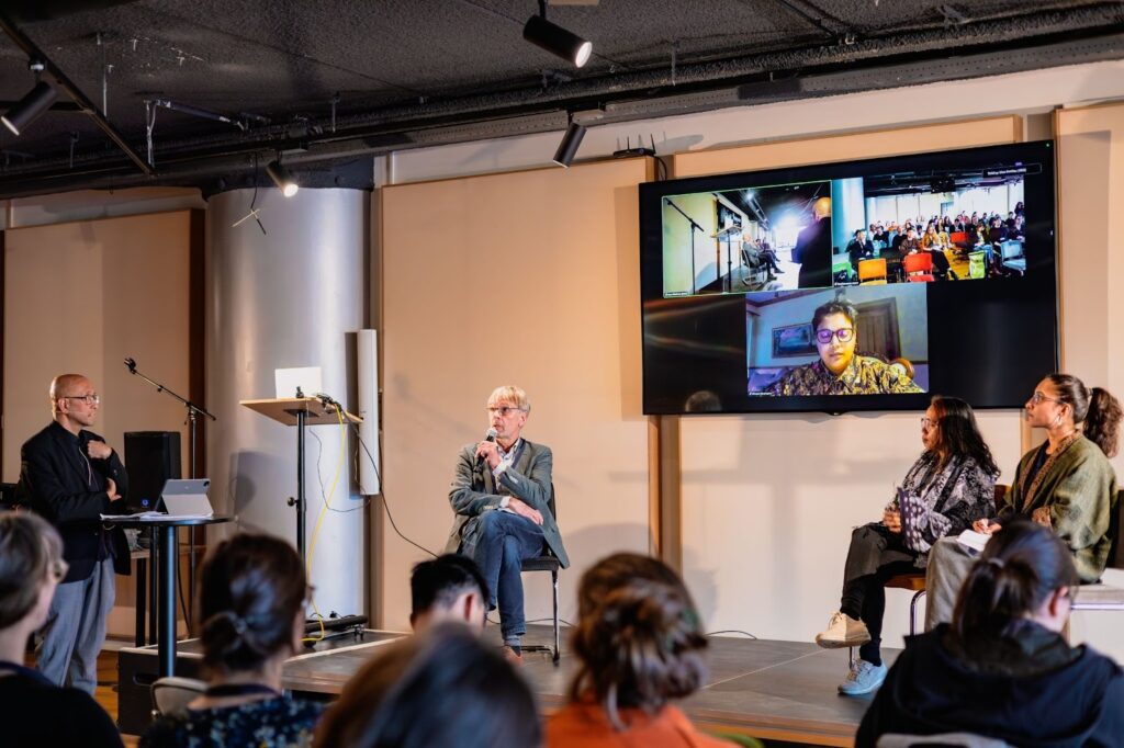 Impression of roundtable Decolonizing Infrastructure, Engaging Communities. From the left: Wim Manuhutu, Charles Jeurgens, Wisaal Abrahams (on screen), Yus Broersma, and Asawari Luthra. Picture: Poorvi Garag. 